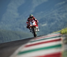 开云体育平台-阿扎伦卡风暴再临，德国赛场见证不屈的回归，观众沸腾为她加冕，风暴再临！阿扎伦卡德国赛场逆转加冕，观众起立致敬